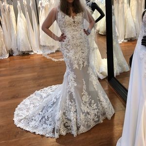 Selling Enzoani MIA wedding gown and matching veil
